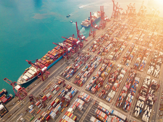 集装箱货运船在城市进出口业务和物流国际货进出口业务中的空最高视野由起重机在香港维多利亚向口运输
